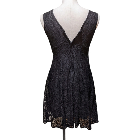 Black lace A line dress with floral embroidery - Picture 5 of 7